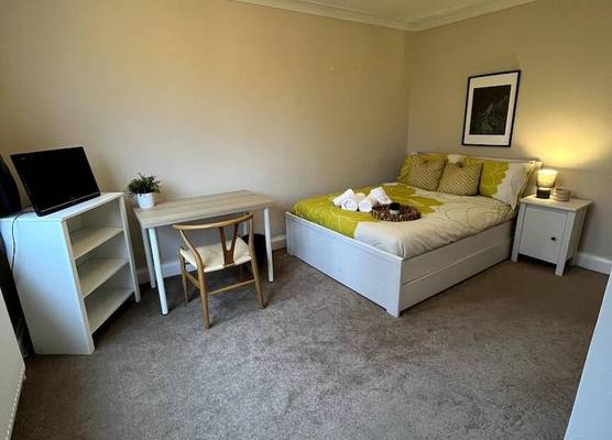 2 Bed Flat - 9-12 Mins to Central London Sleeps 4 1