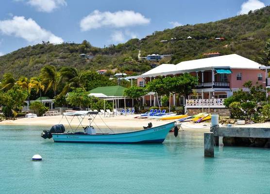Catamaran Hotel Marina 1