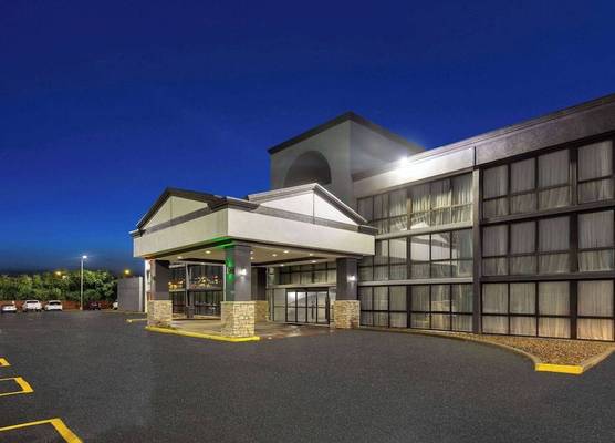 Wingate by Wyndham Kansas City 1