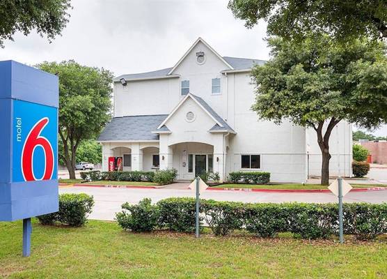 Motel 6 Grand Prairie, TX - Near Six Flags Drive 1