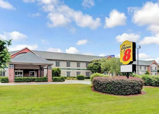 Super 8 by Wyndham Smithfield-Selma 1