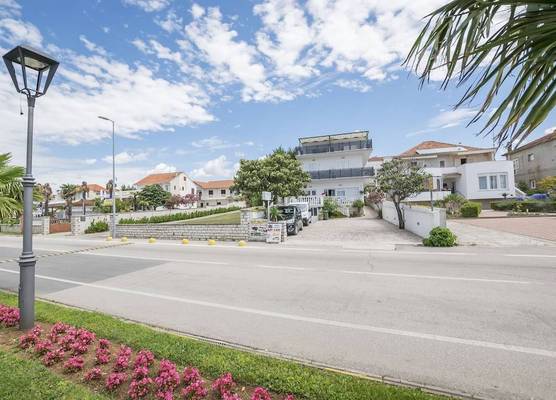 Apartments and Rooms Mare 1