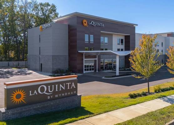 La Quinta Inn & Suites by Wyndham Olive Branch 1