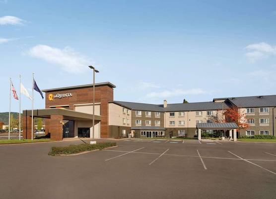 La Quinta Inn & Suites by Wyndham Springfield 1
