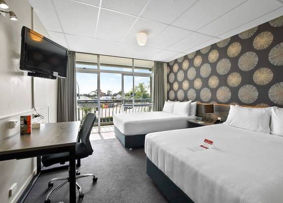 Heartland Ambassador Hotel Hamilton 1