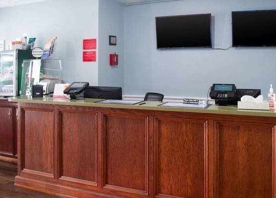 Econo Lodge Inn & Suites Sandusky South 1