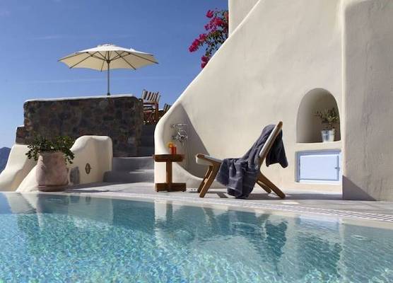 Pezoules of Oia 1