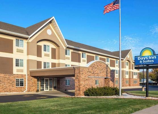 Days Inn & Suites by Wyndham Green Bay WI. 1