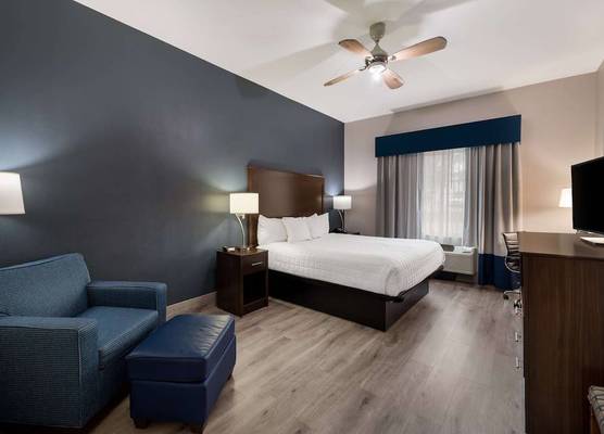 Best Western Plus Lake Dallas Inn & Suites 1
