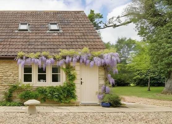 Great Ashley Farm Holiday Cottage & Shepherds Huts 1