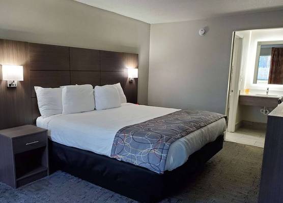 Days Inn & Suites by Wyndham Charleston Airport West 1