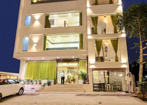 Hotel Avalon Palms Agra 1