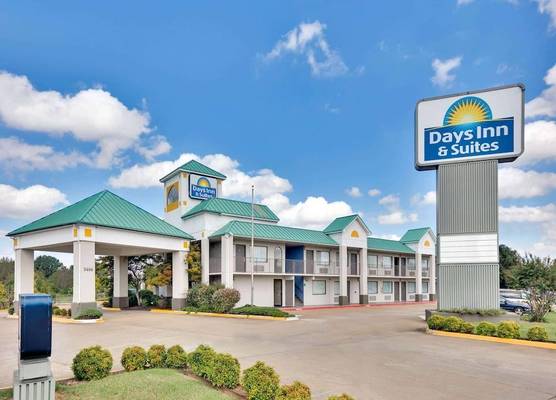 Days Inn & Suites by Wyndham Bentonville 1
