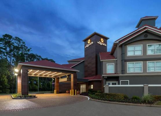 La Quinta Inn & Suites by Wyndham Houston Bush IAH South 1