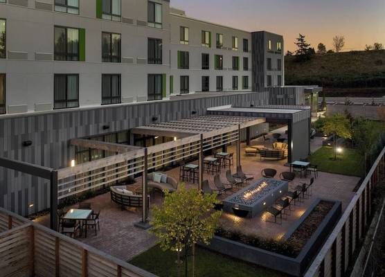 Courtyard by Marriott Portland East 1