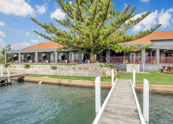 Mariners Cove Waterfront Motel and Apartments 1