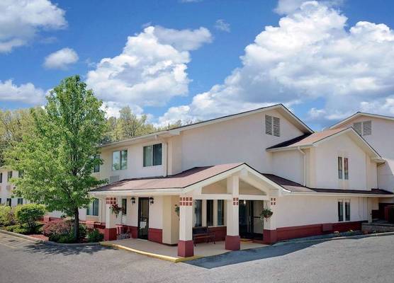 Super 8 by Wyndham Newburgh/West Point Near Stewart Airport 1