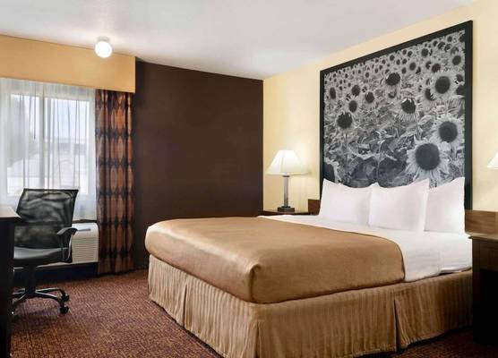 Super 8 by Wyndham Des Moines 1