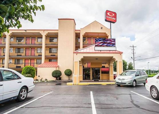 Econo Lodge Inn & Suites Memphis East 1