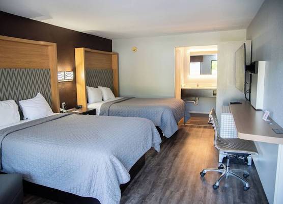 Columbus Inn and Suites 1