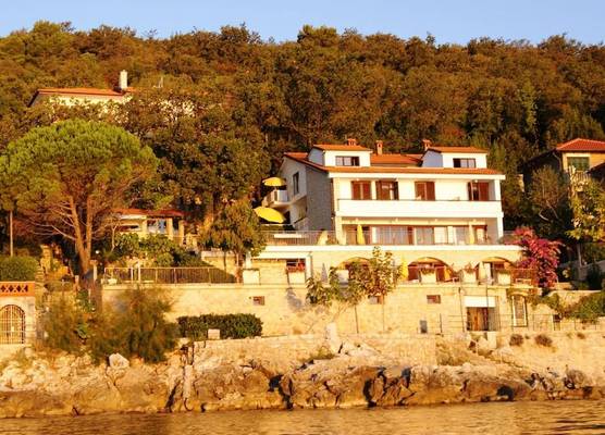 Villa on the beach with a splendid garden 1