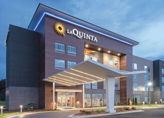 La Quinta Inn & Suites by Wyndham Opelika Auburn 1