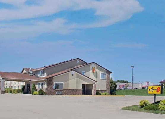 Super 8 by Wyndham Charles City 1