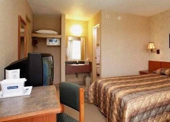 Langley Hwy Hotel 1