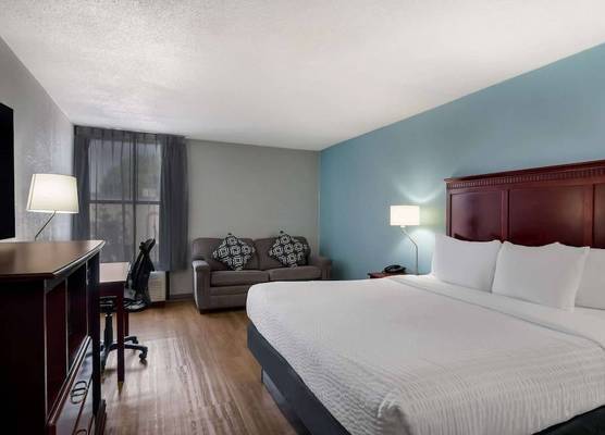 Clarion Inn & Suites Grand Rapids Airport 1