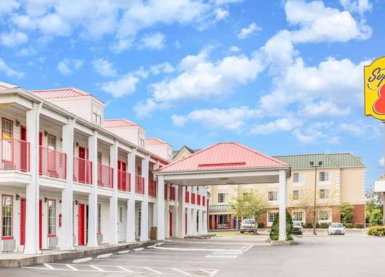 Super 8 by Wyndham Clinton TN 1