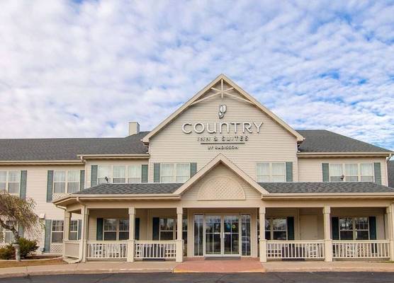Country Inn & Suites by Radisson, Stockton, IL 1