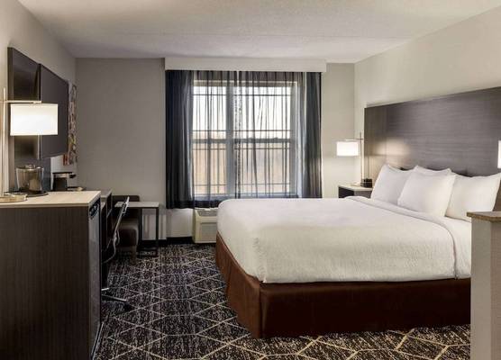 La Quinta Inn & Suites by Wyndham Lake George 1
