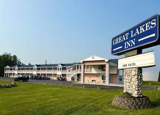 Great Lakes Inn Mackinaw City 1