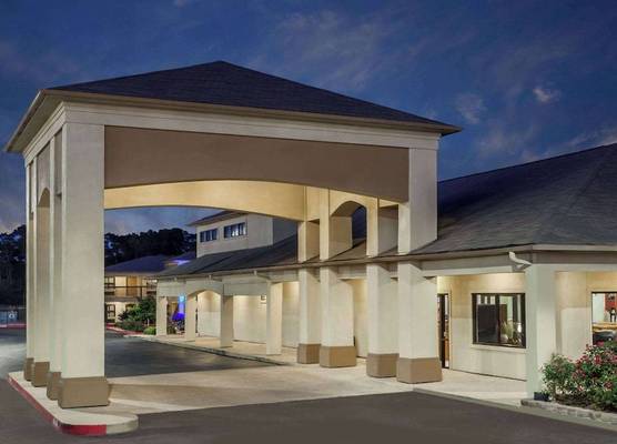 Days Inn & Suites by Wyndham Huntsville 1