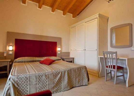 Garda Hill Boutique Apartments with Panoramic Pools e Agriturismo 1