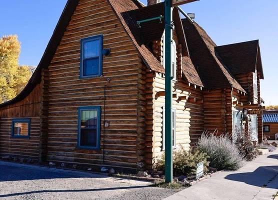 Twin Pines Lodge & Cabins 1