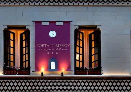 Porta Di Mezzo Luxury Suites & Rooms 1
