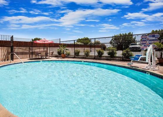 Days Inn & Suites by Wyndham Antioch 1