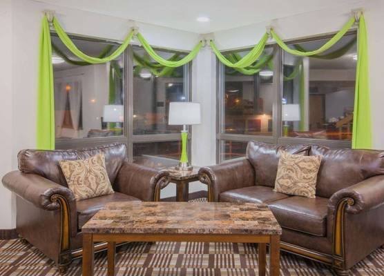 Super 8 by Wyndham Toledo 1