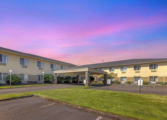 Comfort Suites Near Vancouver Mall 1
