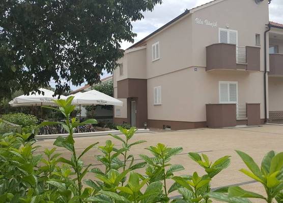 Apartments Villa Visnjik 1