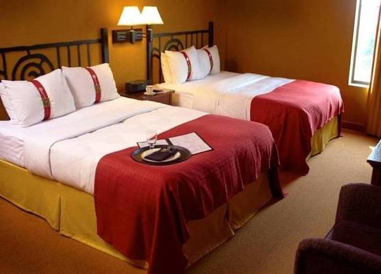 Holiday Inn PEWAUKEE-MILWAUKEE WEST by IHG 1
