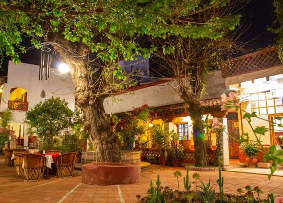 Hotel y Restaurant Embajadoras 1