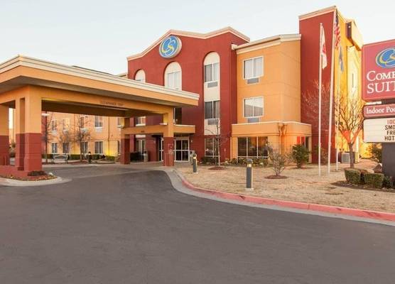 Comfort Suites Tulsa Central 1