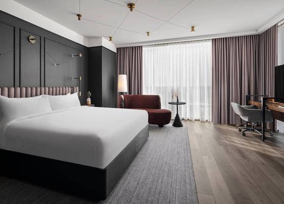 Renaissance Milwaukee West Hotel 1