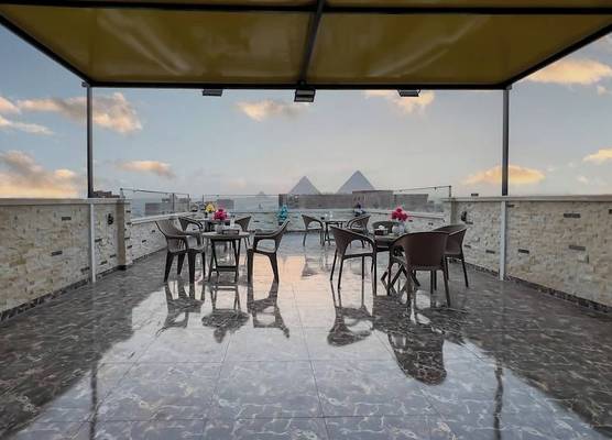 Luxury jacuzzi & pyramids view 1