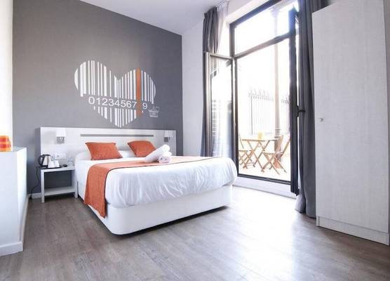 Hostal Live Barcelona 1