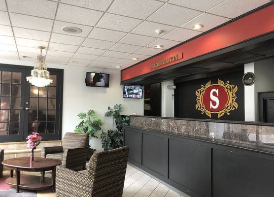 Schenectady Inn & Suites 1