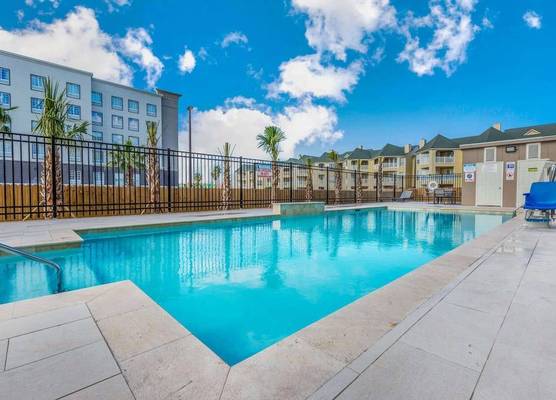 La Quinta Inn & Suites by Wyndham Galveston West Seawall 1