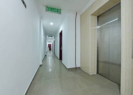 Super OYO 90572 J Hotel Masjid India 1